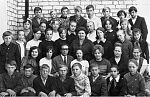 Выпускники 8 класса Китовской средней школы г. Инза. 1975 г. А.П. Вансовская – в центре, директор школы Е.Г. Воронина – во втором ряду справа