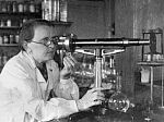 Е.И. Михалкевич в химической лаборатории. 1950-е