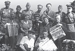 Артистическая бригада с зенитчиками у Шлиссельбургского моста. 1943 год. Во втором ряду Александр Данилов – крайний справа, Александр Кузнецов – крайний слева. Яков Попков – справа в первом ряду