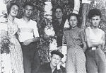 Клавдия Субботина (первая слева), Клавдия Слыханова (вторая справа). Белое озе- ро Николаевского района. 1951 год
