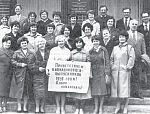 Встреча выпускников 1958 года. На крыльце нового здания школы в Ближнем Засвияжье
