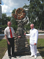 Губернатор и мэр около памятника Симбирциту
