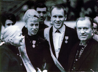 Первые золотые медали: Л. Белоусова и О. Протопопов (в центре)