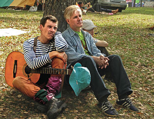 Ульяновские барды Стас Кушманцев и Александр Додосов на фестивале в Ломах, сентябрь 2006 года