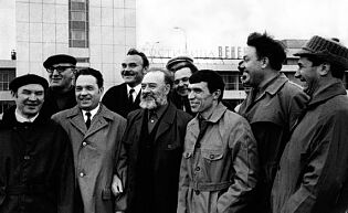 А. Жуков и Н. Благов (крайние справа) среди ульяновских писателей