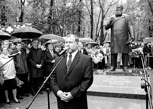 Скульптор В. Нагорнов на открытии памятника И.Я. Яковлеву