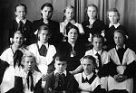 Ученики 1956 г. В первом ряду в центре Борис Мынов; справа от Г.И. Шадриной Людмила Стахурская (будущий ректор Астраханской консерватории).