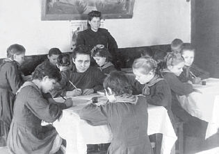 Воспитанники детского дома в Топорнине в годы войны