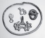 Находки III–IV вв.: подвеска-лунница, пряжка, подвеска в форме лошадки, поясная накладка. Именьковская культура