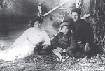 Софья Гославская с братом Владимиром (в центре). Старая Майна. 1910 г.