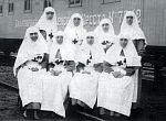 Юлия Буторова (слева в первом ряду ) среди сестёр милосердия во время первой мировой